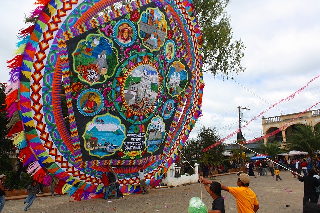 地元の人たちと作った１４ｍの大凧（グアテマラ）